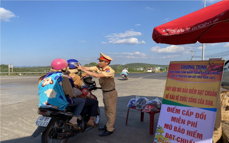 CSGT  Đăk Nông hỗ trợ người dân về quê ăn Tết -0