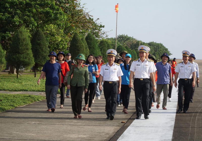 Bài 1: Xuân sớm ở đảo tiền tiêu -0