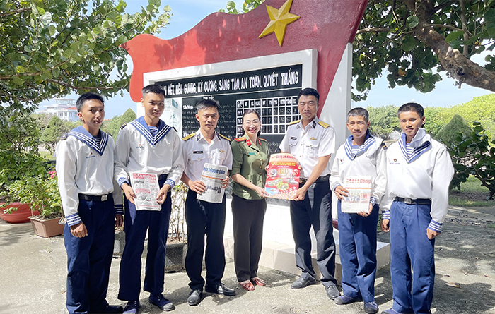 Bài 1: Xuân sớm ở đảo tiền tiêu -0
