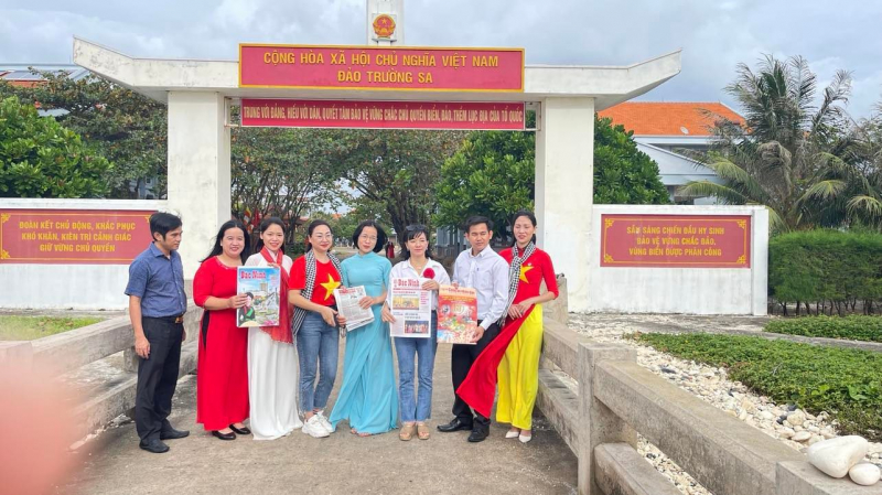 Bài 1: Xuân sớm ở đảo tiền tiêu -0