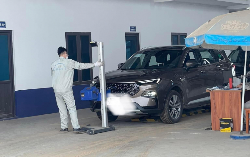 Vất vả đăng kiểm ngày giáp Tết -0