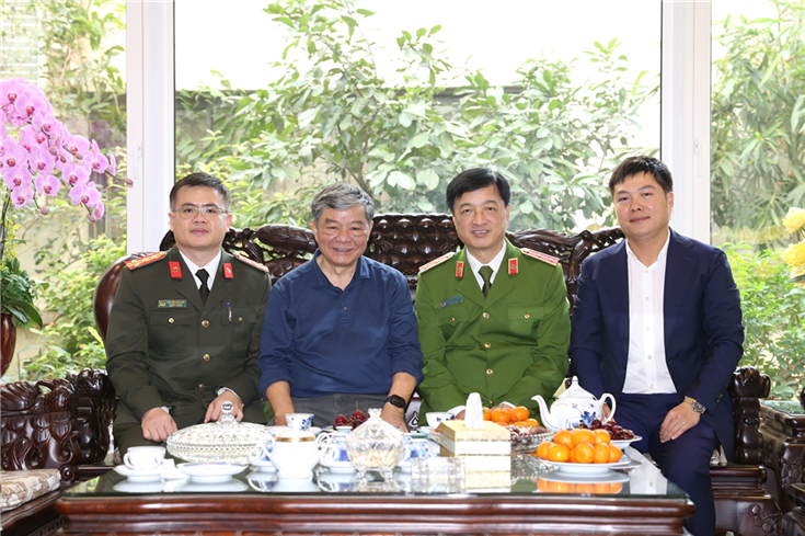 Deputy Minister Nguyen Duy Ngoc visits families of late leaders of the Ministry of Public Security -0