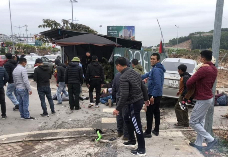 Truy tìm lái xe đâm 5 người đang sưởi ấm trên vỉa hè bị thương  -0