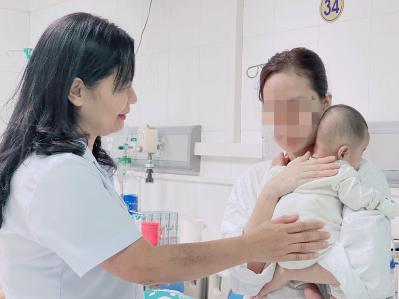 Cứu sống bé sinh non nặng 800 gam bị viêm phúc mạc do thủng ruột -0