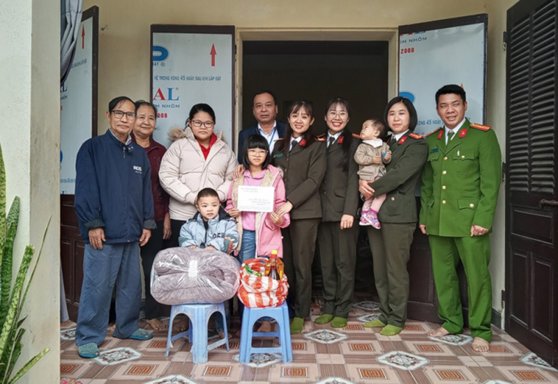 Hội Phụ nữ Công an tỉnh Hải Dương trao