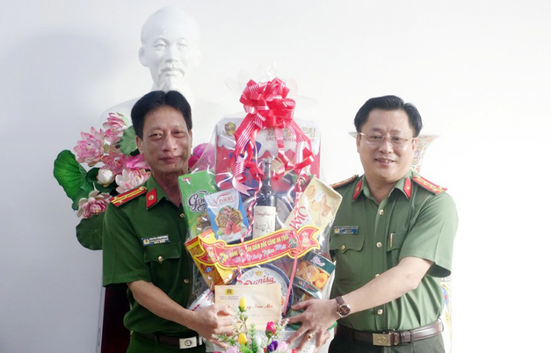 Giám đốc Công an tỉnh An Giang thăm, chúc Tết CBCS Công an vùng biên giới -0