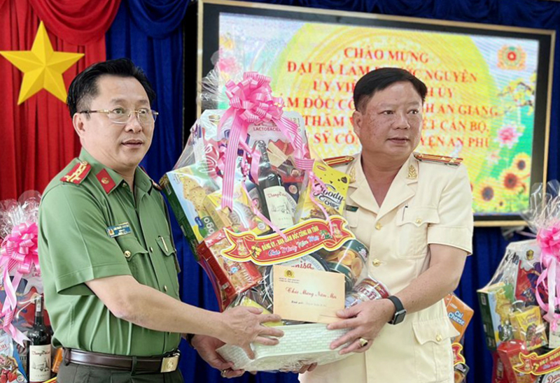 Giám đốc Công an tỉnh An Giang thăm, chúc Tết CBCS Công an vùng biên giới -0
