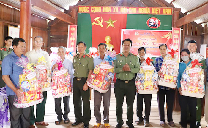 Nhiều hoạt động chăm lo Tết cho Nhân dân và cán bộ, chiến sĩ có hoàn cảnh khó khăn -0