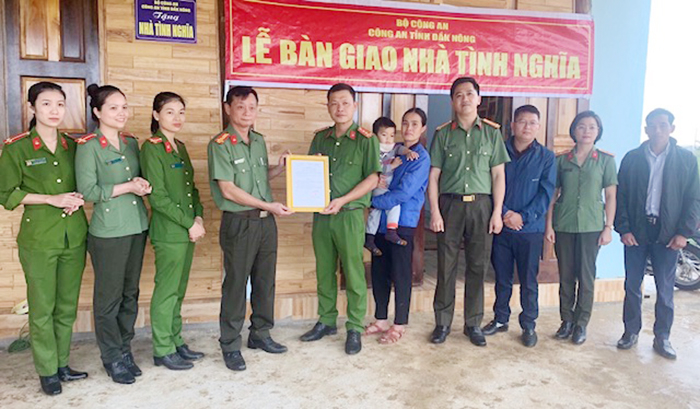 Nhiều hoạt động chăm lo Tết cho Nhân dân và cán bộ, chiến sĩ có hoàn cảnh khó khăn -1