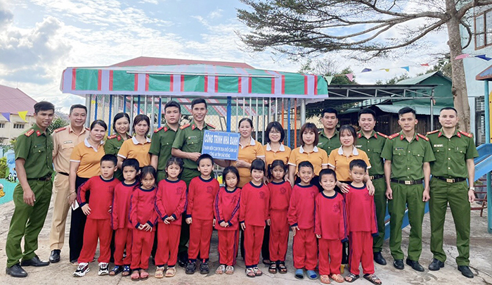 Nhiều hoạt động chăm lo Tết cho Nhân dân và cán bộ, chiến sĩ có hoàn cảnh khó khăn -3
