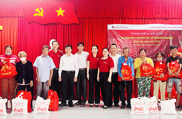 Agribank Chi nhánh Cần Thơ II vui Tết cùng bà con có hoàn cảnh khó khăn -1