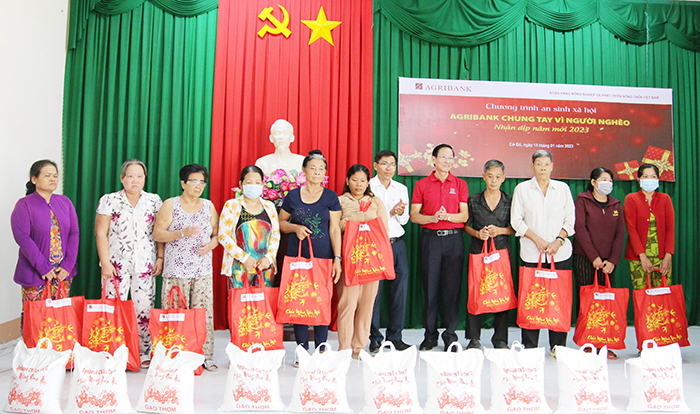 Agribank Chi nhánh Cần Thơ II vui Tết cùng bà con có hoàn cảnh khó khăn -2