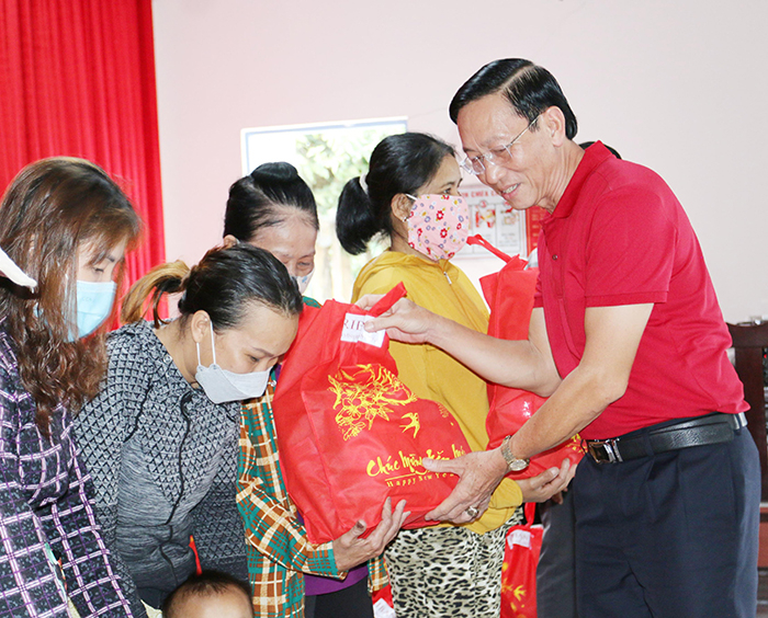 Agribank Chi nhánh Cần Thơ II vui Tết cùng bà con có hoàn cảnh khó khăn -0