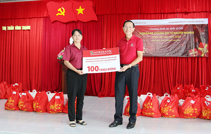 Agribank Chi nhánh Cần Thơ II vui Tết cùng bà con có hoàn cảnh khó khăn -1