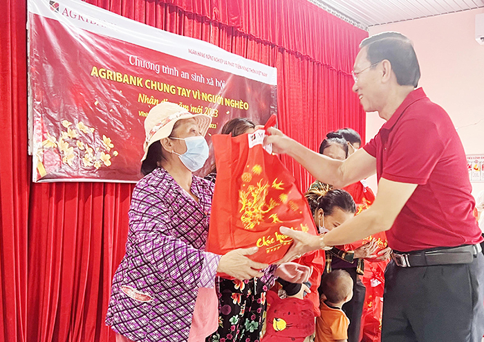 Agribank Chi nhánh Cần Thơ II vui Tết cùng bà con có hoàn cảnh khó khăn -2