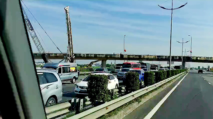 6 xe ô tô va chạm liên hoàn, cao tốc TP.HCM - Trung Lương ùn ứ kéo dài nhiều cây số -1