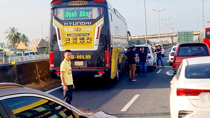 6 xe ô tô va chạm liên hoàn, cao tốc TP.HCM - Trung Lương ùn ứ kéo dài nhiều cây số -2