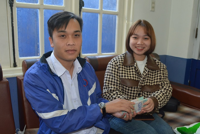 Tài xế taxi trả lại 190 triệu đồng nhặt được cho du khách -0