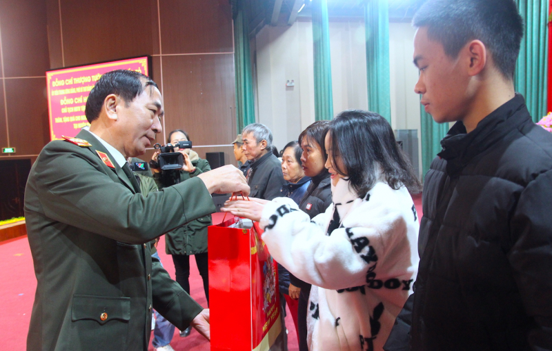 Bảo đảm người dân được đón Tết an lành, bình yên, 