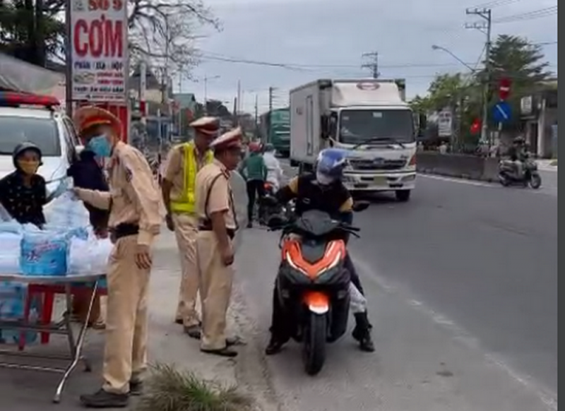 CSGT Khánh Hòa tiếp sức người dân trong hành trình xe máy về quê đón Tết -0