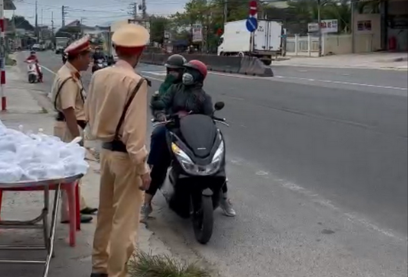 CSGT Khánh Hòa tiếp sức người dân trong hành trình xe máy về quê đón Tết -1