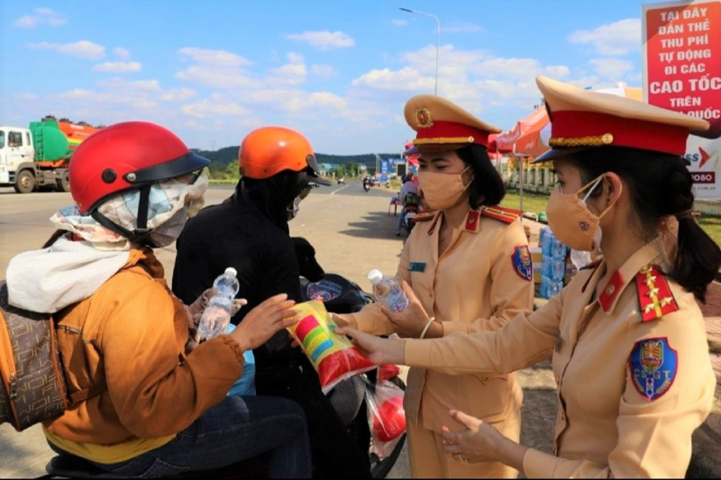 Người dân về quê đón Tết được lực lượng CSGT hỗ trợ -0