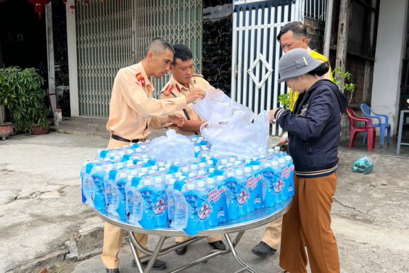 CSGT Khánh Hòa tiếp sức người dân trong hành trình xe máy về quê đón Tết -0