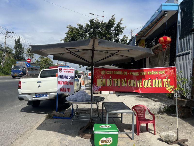 CSGT Khánh Hòa tiếp sức người dân trong hành trình xe máy về quê đón Tết -0