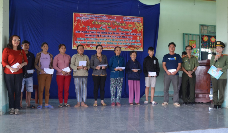 Xuân ấm tình thương với học sinh và bà con nghèo Ninh Thuận -0