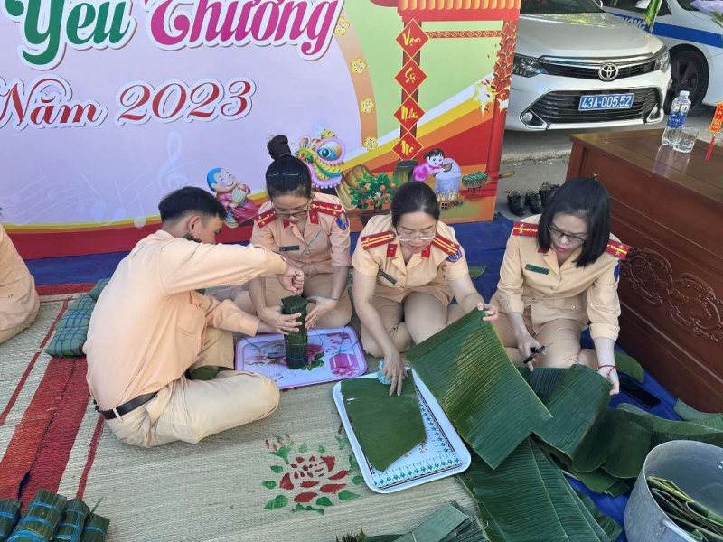 Xúc động hình ảnh các chiến sĩ CSGT Đà Nẵng giúp đoàn người trên đèo Hải Vân về quê ăn Tết -0