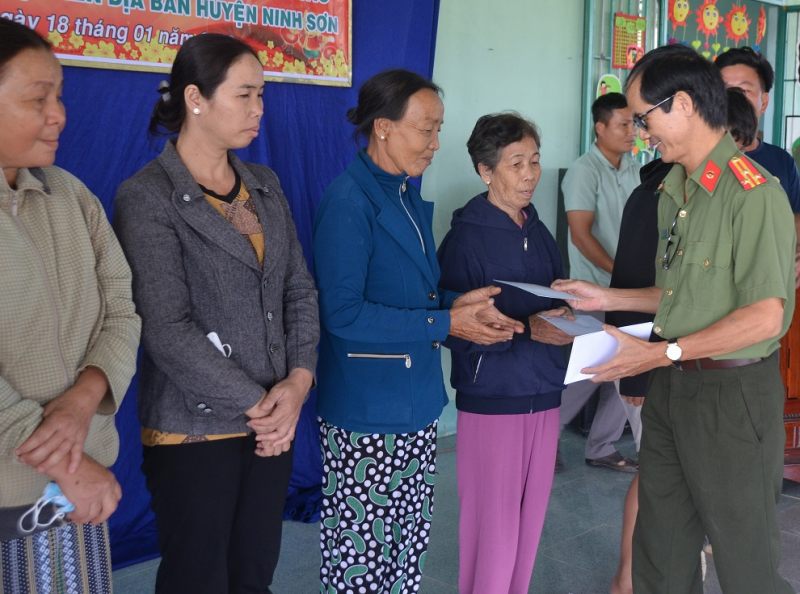 Xuân ấm tình thương với học sinh và bà con nghèo Ninh Thuận -0