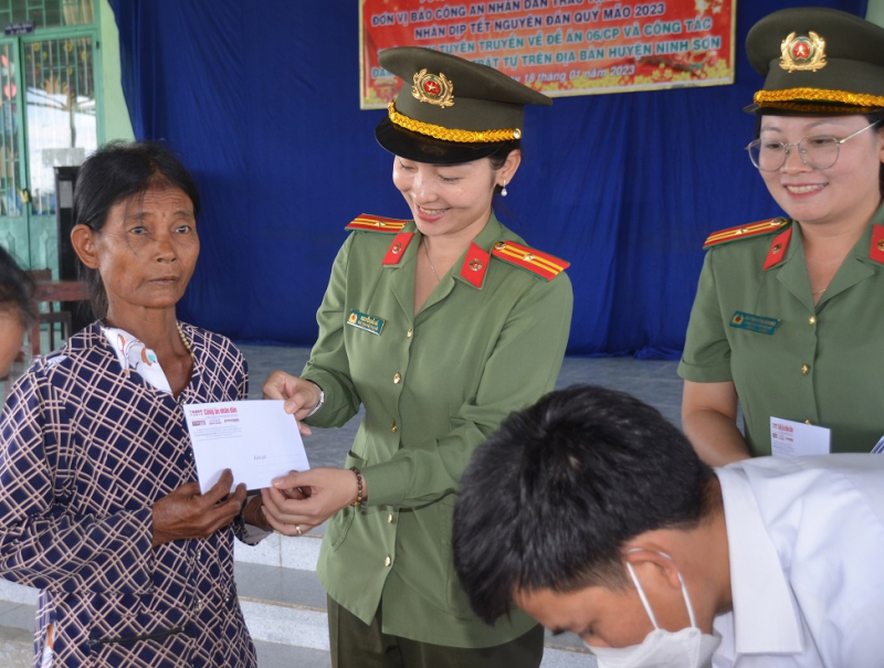 Xuân ấm tình thương với học sinh và bà con nghèo Ninh Thuận -0