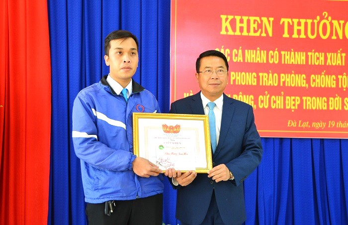Khen thưởng chiến sĩ Công an bắt tội phạm móc túi du khách  -0