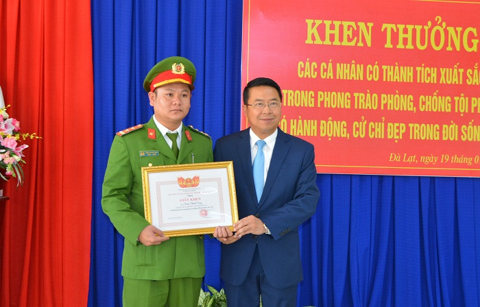 Khen thưởng chiến sĩ Công an bắt tội phạm móc túi du khách  -0