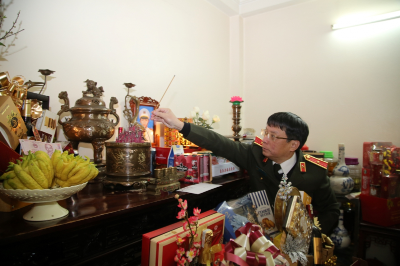 Báo CAND thăm hỏi, chúc Tết gia đình các Liệt sĩ Cảnh sát PCCC Công an Hà Nội -0