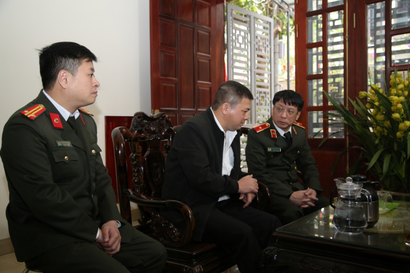 Báo CAND thăm hỏi, chúc Tết gia đình các Liệt sĩ Cảnh sát PCCC Công an Hà Nội -0
