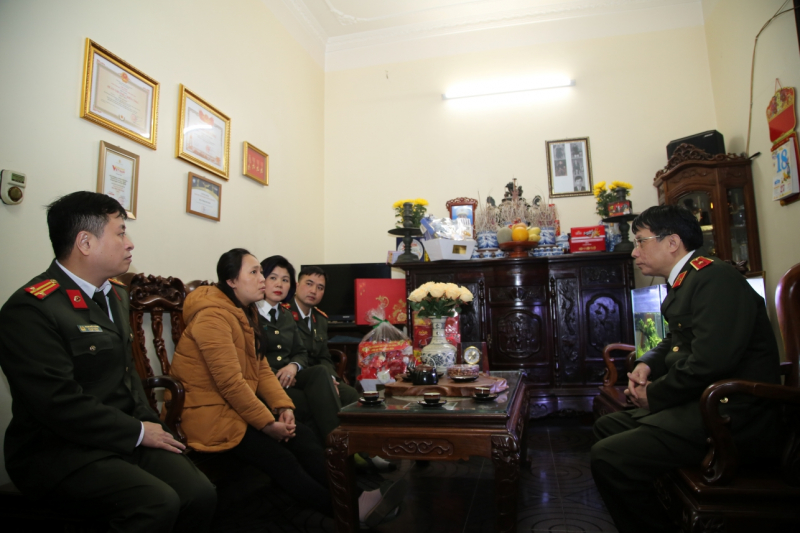 Báo CAND thăm hỏi, chúc Tết gia đình các Liệt sĩ Cảnh sát PCCC Công an Hà Nội -0