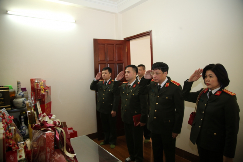 Báo CAND thăm hỏi, chúc Tết gia đình các Liệt sĩ Cảnh sát PCCC Công an Hà Nội -0