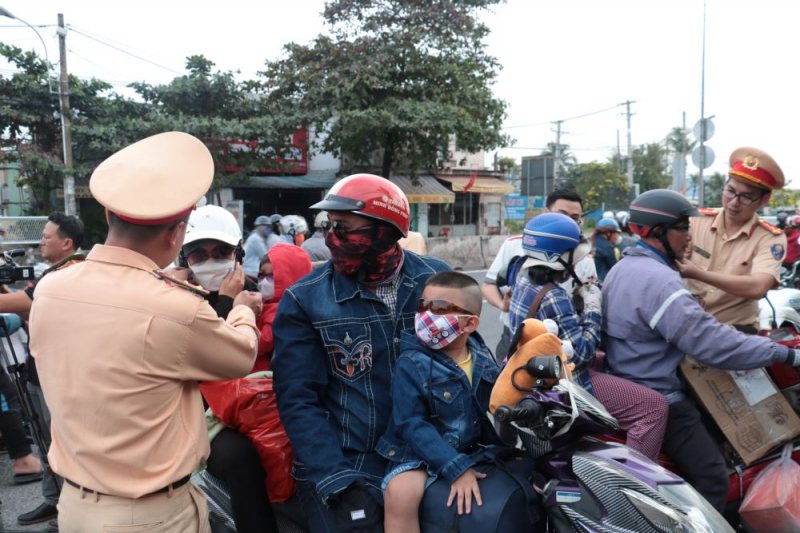 CSGT đồng loạt ra quân đảm bảo TTATGT cho người dân về quê đón Tết -0