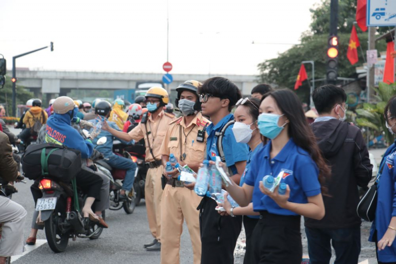 CSGT đồng loạt ra quân đảm bảo TTATGT cho người dân về quê đón Tết -0