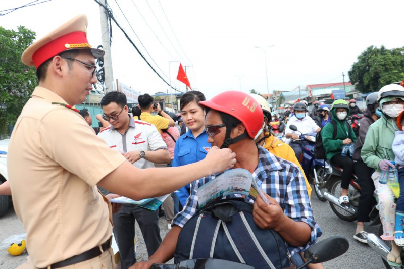 CSGT đồng loạt ra quân đảm bảo TTATGT cho người dân về quê đón Tết -1