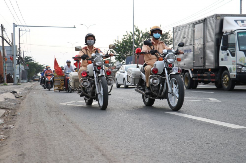 CSGT đồng loạt ra quân đảm bảo TTATGT cho người dân về quê đón Tết -0