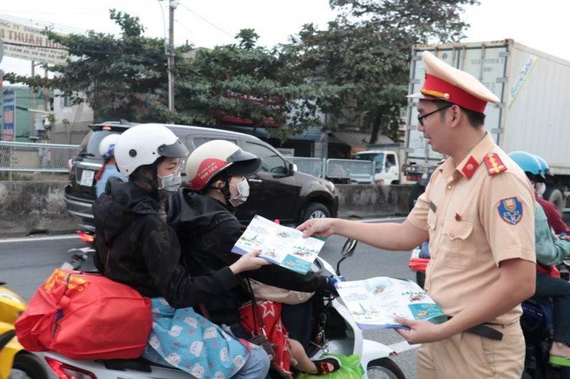 CSGT đồng loạt ra quân đảm bảo TTATGT cho người dân về quê đón Tết -0