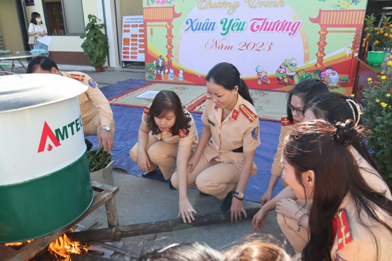 Xúc động hình ảnh các chiến sĩ CSGT Đà Nẵng giúp đoàn người trên đèo Hải Vân về quê ăn Tết -0