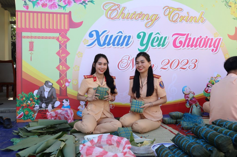 Xúc động hình ảnh các chiến sĩ CSGT Đà Nẵng giúp đoàn người trên đèo Hải Vân về quê ăn Tết -3