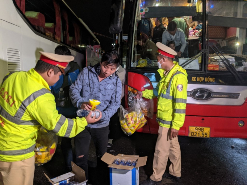 Xúc động hình ảnh các chiến sĩ CSGT Đà Nẵng giúp đoàn người trên đèo Hải Vân về quê ăn Tết -0