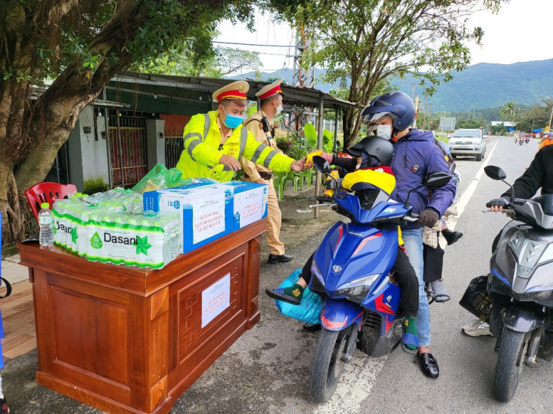 Xúc động hình ảnh các chiến sĩ CSGT Đà Nẵng giúp đoàn người trên đèo Hải Vân về quê ăn Tết -4
