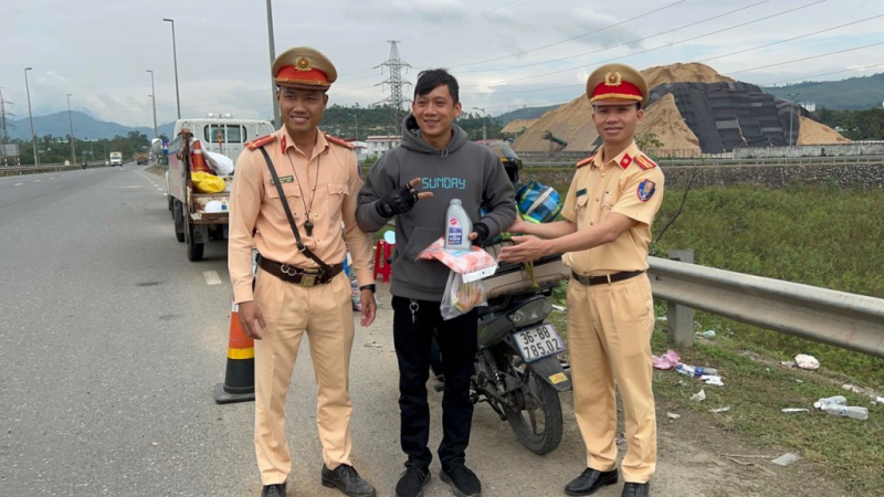 Xúc động hình ảnh các chiến sĩ CSGT Đà Nẵng giúp đoàn người trên đèo Hải Vân về quê ăn Tết -2