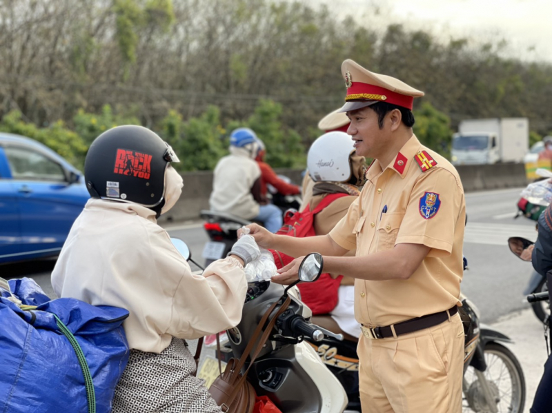 Công an Đồng Nai “tiếp sức” người dân về quê đón Tết -0