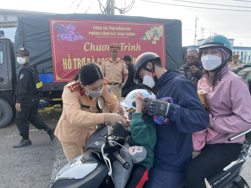Công an Đồng Nai “tiếp sức” người dân về quê đón Tết -0